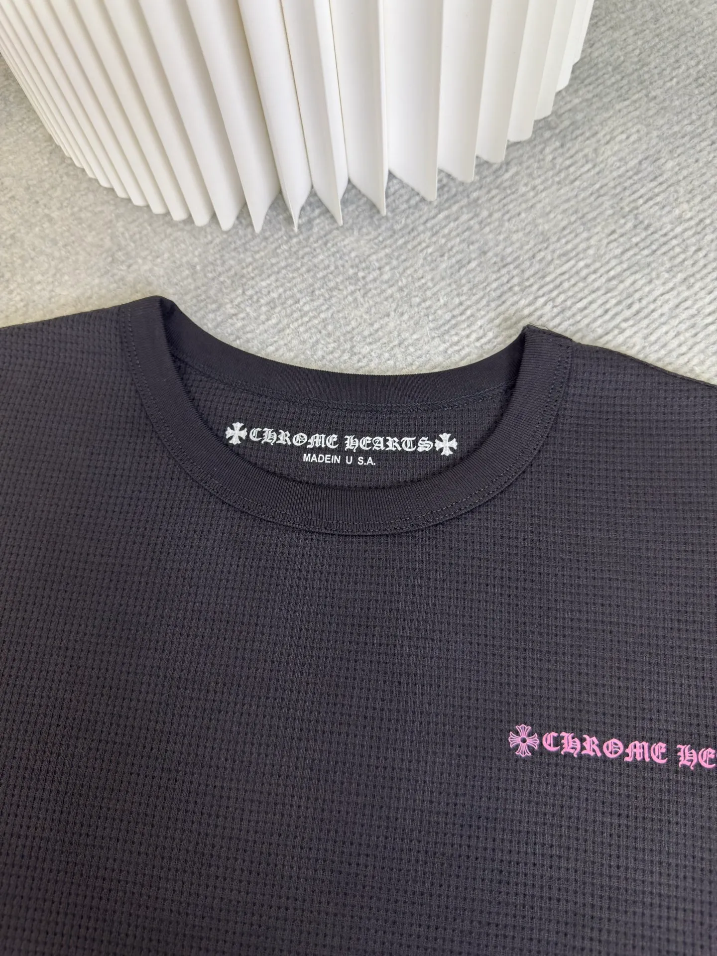 P330 Chrome Heart limited black pink waffle. The fabric is made of 280g cotton waffle double-layer material. The printing is made of high-temperature heat transfer for garments. The embroidery is made of imported Tajima embroidery. Size S M L